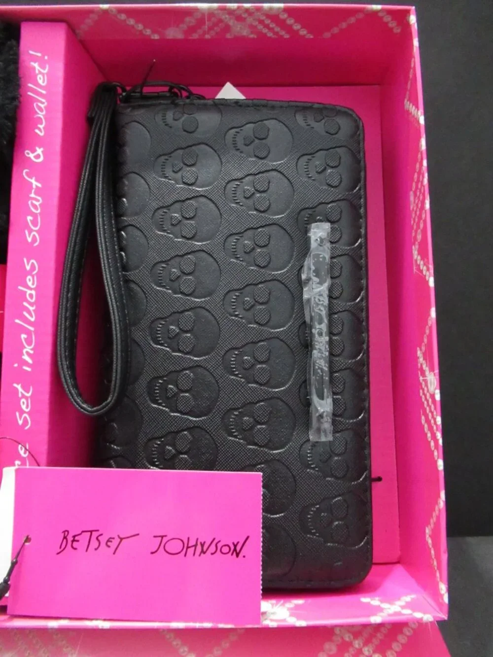 NIB Betsey Johnson 2pc Gift Set, Scarf & Embossed Skull Wallet Black Zip Around